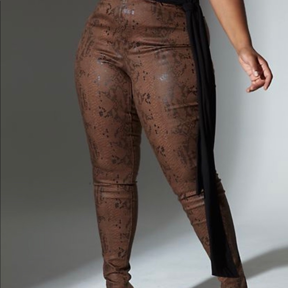 HIGH RISE TEXTURED ANIMAL PRINT SKINNY JEANS - Picture 2 of 5